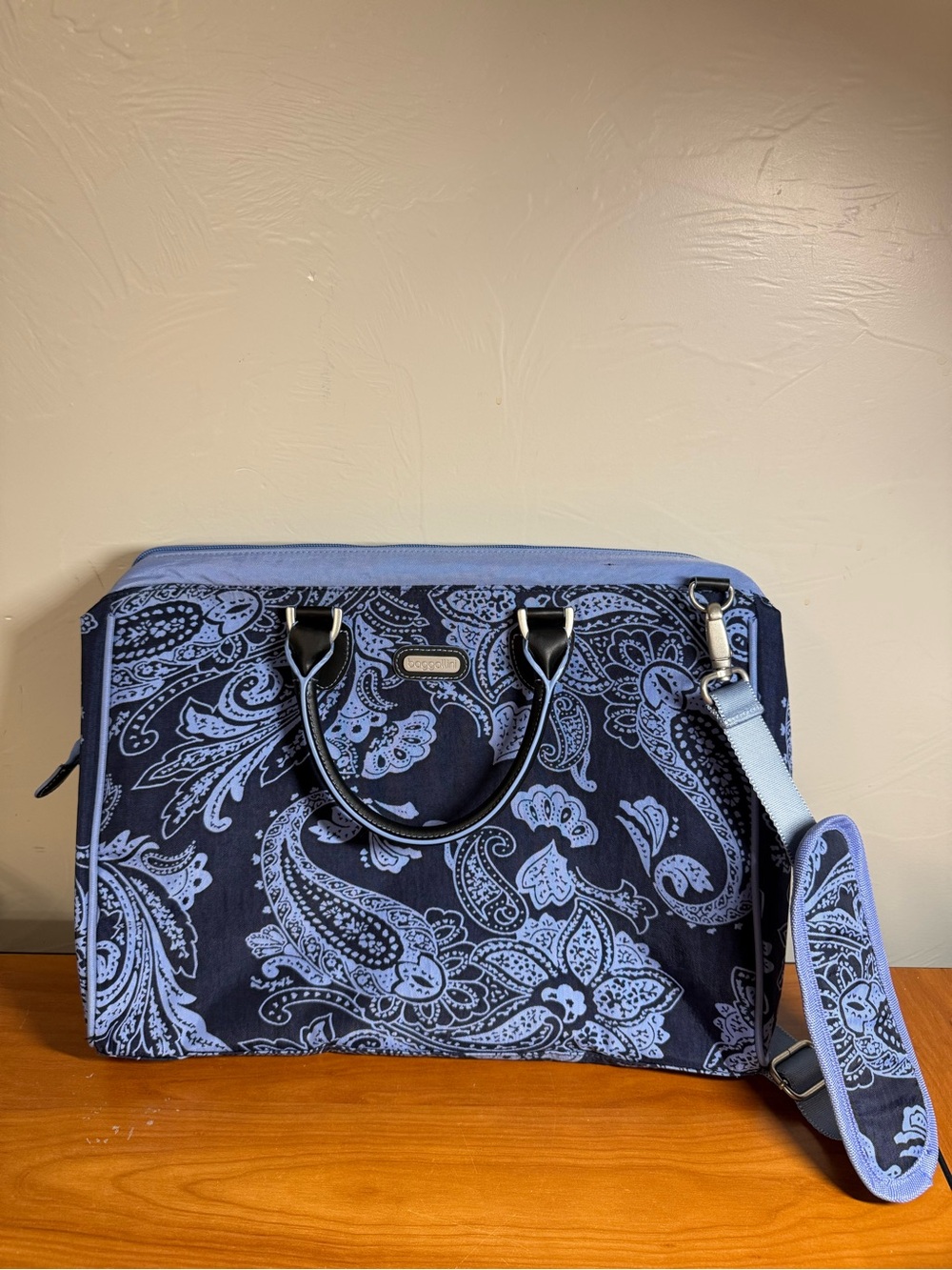Baggallini Soho Style Duffel Bag Weekender Tote Navy Periwinkle Paisley Shoulder